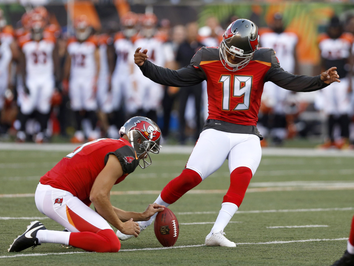 Aug 11, 2017; Cincinnati, OH, USA; Tampa Bay Buccaneers kicker Roberto Aguayo (19) kicks a field goal against the Cincinnati Bengals during the first quarter at Paul Brown Stadium. Mandatory Credit: David Kohl/USA TODAY Sports